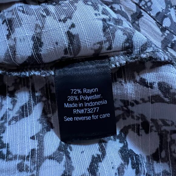 Simply Vera Vera Wang Sleeveless Split Neck Blouse Size X-Large Camo Print - Picture 5 of 7